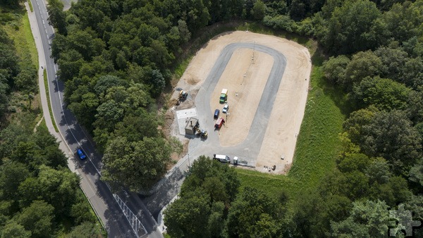 Umgeben von Grün: Auf dem Luftbild ist gut zu erkennen, dass der künftige Wohnmobilplatz zwar zentral an einer Bundesstraße liegt, aber trotzdem eine Insel inmitten von Bäumen bildet. Foto: Ronald Larmann/pp/Agentur ProfiPress