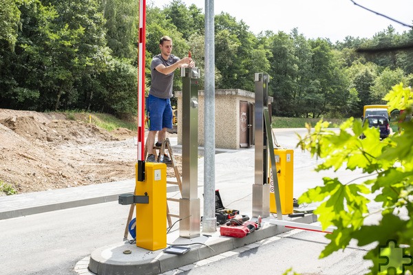 Die Schrankenanlage steht: Simon Hilgers von der Mechernicher Firma Elektro Braun arbeitet an einer der Säulen. Foto: Ronald Larmann/pp/Agentur ProfiPress