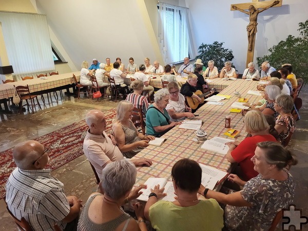 Communio-Schwester Lidwina begleitet mit der Gitarre einen gemütlichen Singabend im Refektorium des Priesterseminars von Tschenstochau. Foto: Manfred Lang/pp/Agentur ProfiPress