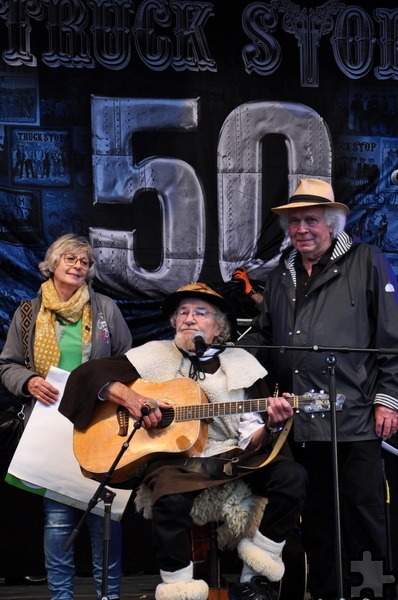 Der singende Hirte aus Höfen nahm den Spendenscheck für die Klinik Aachen entgegen und brachte auf seiner Gitarre ein Ständchen. Foto: Reiner Züll/pp/Agentur ProfiPress