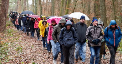 Ganz so viele Teilnehmer wie die jüngste Silvesterwanderung 2023 am Mechernicher Bleiberg haben die Sommerwanderungen nach den Gottesdiensten der Gemeinschaft der Gemeinden St. Barbara Mechernich zwar nicht, aber es machen sich jeweils eine ganze Reihe Messbesucher nachher auf Erkundung der näheren Heimat. Foto: Stephan Everling/pp/Agentur ProfiPress