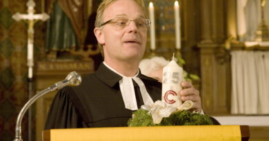 Pfarrer Dr. Michael Stöhr übergibt in der Pfarrkirche St. Lambertus in Holzheim eine Geschenk-Kerze zum 25-jährigen Jubiläum der Communio in Christo. Am 15. September wird der Allrounder zumindest in seiner Rolle als Pastor in den Ruhestand verabschiedet. Archivfoto: pp/Agentur ProfiPress