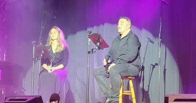 Der Dietrich-Bonhoeffer-Chor Mechernich gab in der Aula des Turmhofes ein fulminantes Sommerkonzert. Hier singt das Duo Kathrin und Roger Herbst „Endless Love“ von Lionel Richie. Foto: g&f media/privat/pp/Agentur ProfiPress