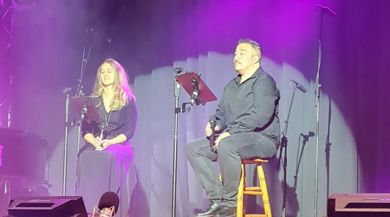 Der Dietrich-Bonhoeffer-Chor Mechernich gab in der Aula des Turmhofes ein fulminantes Sommerkonzert. Hier singt das Duo Kathrin und Roger Herbst „Endless Love“ von Lionel Richie. Foto: g&f media/privat/pp/Agentur ProfiPress