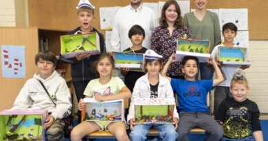 Eine tolle Truppe: Thomas Weber vom DRK, die Sprachlernbegleiterinnen Elena Lambertz (hinten r.) und Julia Axer sowie ein Teil der Kinder, die am Mechernicher Kurs „FIT in Deutsch“ teilgenommen haben. Foto: Ronald Larmann/pp/Agentur ProfiPress