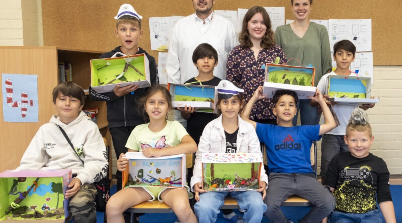 Eine tolle Truppe: Thomas Weber vom DRK, die Sprachlernbegleiterinnen Elena Lambertz (hinten r.) und Julia Axer sowie ein Teil der Kinder, die am Mechernicher Kurs „FIT in Deutsch“ teilgenommen haben. Foto: Ronald Larmann/pp/Agentur ProfiPress