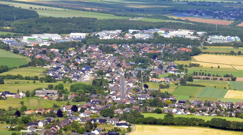 In Firmenich/Obergartzem wird am Samstag, 24. August, ab 15 Uhr im und rund ums Pfarrheim St. Hubertus ein „Gemeindefest für alle“ gefeiert. Luftbild: Manfred Lang/pp/Agentur ProfiPress