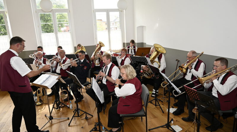 Der Musikverein Bleibuir unlängst während der Einweihung der Dorfgemeinschaftsräume in ehemaligen Klassen der Alten Schule. Foto: Henri Grüger/pp/Agentur ProfiPress