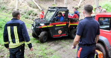 Mit ihrem „Utility Vehicle“, einer Art Buggy, konnte die Bergwacht des DRK-Kreisverbandes Euskirchen kürzlich zu einem jungen Mann gelangen, der sich weit abseits in einem schwer zugänglichen Waldgebiet bei Bad Münstereifel schwer verletzt hatte. Foto: Manfred Görgen/pp/Agentur ProfiPress