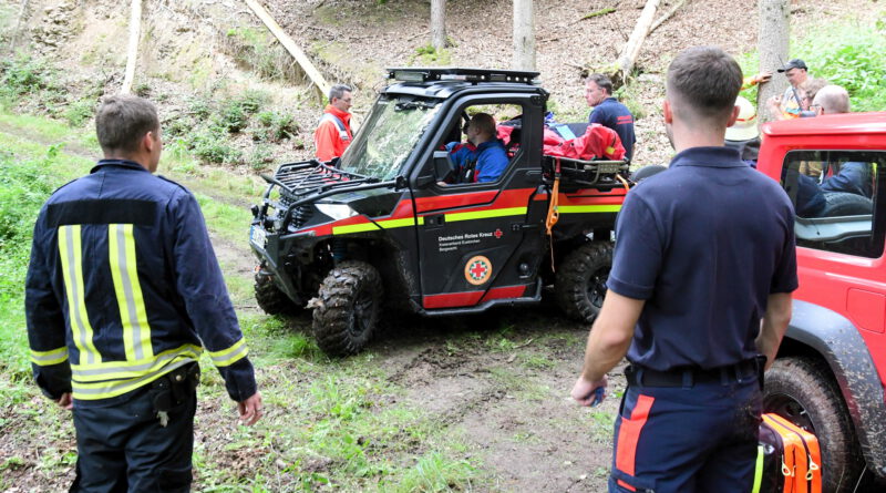 Mit ihrem „Utility Vehicle“, einer Art Buggy, konnte die Bergwacht des DRK-Kreisverbandes Euskirchen kürzlich zu einem jungen Mann gelangen, der sich weit abseits in einem schwer zugänglichen Waldgebiet bei Bad Münstereifel schwer verletzt hatte. Foto: Manfred Görgen/pp/Agentur ProfiPress