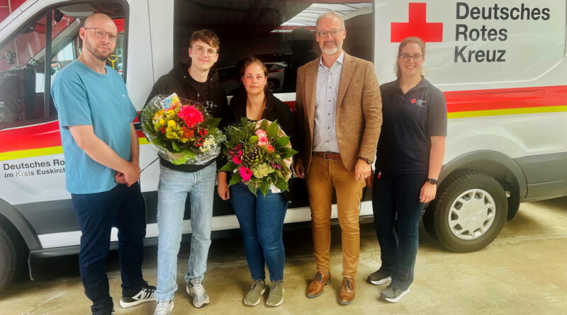 Stolz begrüßten (v. r.) Kreisgeschäftsführer Rolf Klöcker, Rettungsdienstleiterin Vanessa Siebertz und Praxisanleiter Matthias Unger (l.) die „frisch gebackenen“ Notfallsanitäter Til Voß und Annika Zöll in den Reihen des Roten Kreuzes im Kreis Euskirchen. Foto: Patrick Dost/DRK-Kreisverband Euskirchen/pp/Agentur ProfiPress