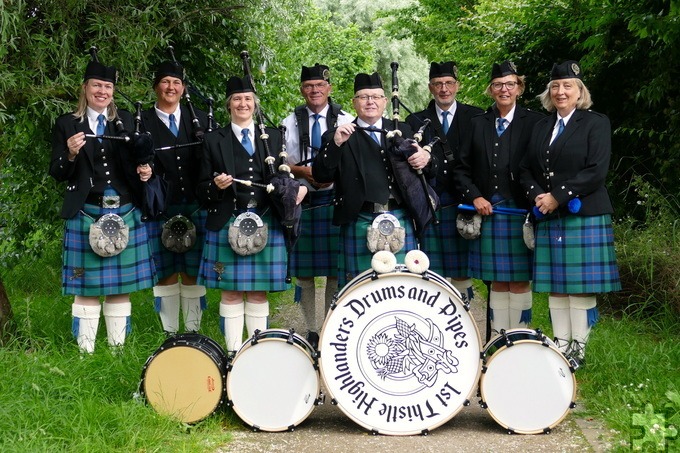 Das Team des „DODO-Treffs“ Firmenich-Obergartzem lädt am 10. August zum ersten Weinfest ein. Mit dabei: die Pipeband „1st Thistle Highlanders Drums and Pipes”. Foto: Veranstalter/pp/Agentur ProfiPress