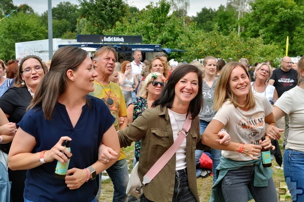 Bereits am Vormittag des Samstags hätten sich die Festivalbesucher „singend und schunkelnd in den Armen“ gelegen. Foto: Cedric Arndt/pp/Agentur ProfiPress