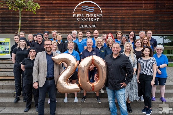 Ein Teil der 70 Beschäftigten der Eifel-Therme Zikkurat, die sich um das Wohl der jährlich knapp unter 200.000 Besucher in Bad und Saunen kümmern. Foto: Ronald Larmann/pp/Agentur ProfiPress