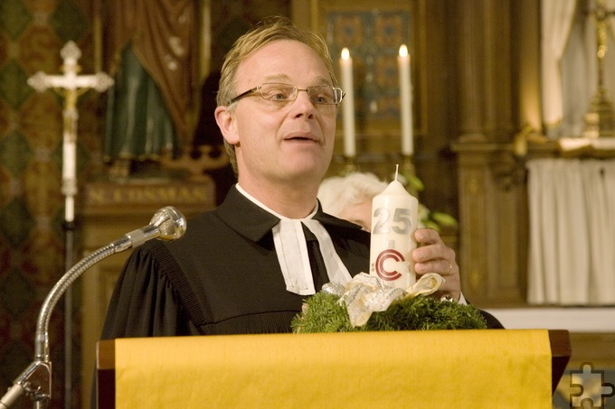 Pfarrer Dr. Michael Stöhr übergibt in der Pfarrkirche St. Lambertus in Holzheim eine Geschenk-Kerze zum 25-jährigen Jubiläum der Communio in Christo. Am 15. September wird der Allrounder zumindest in seiner Rolle als Pastor in den Ruhestand verabschiedet. Archivfoto: pp/Agentur ProfiPress