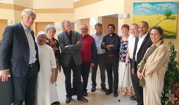 Beim Besuch von Vertretern der niederländischen „Parochie Johannes de Doper zu Oud-Valkenburg“ sah man sich neben dem Ordo auch gemeinsam das Sozialwerk und das Hospiz Stella Maris der Communio in Christo an: (v. l.) Ed van der Ouderaa, Schwester Rose, Rita van den Elzen, Jo Wachelder, Pfarrer Constantijn Dieteren, Huub Gerekens, Kaplan Jijo Jijomon, Marie-Thérèse Dijkstra, Edo Dijkstra, Generalsuperior Jaison Thazhathil und Einrichtungsleiterin Sonja Plönnes. Foto: Privat/CIC/pp/Agentur ProfiPress