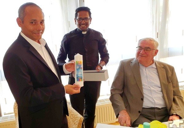 Generalsuperior Jaison Thazhathil erhielt als Geschenk eine Kerze von Kaplan Jijo Jijomon (m.). Mit dabei: Pater Rudolf Ammann (r.). Foto: Marie-Thérèse Dijkstra /pp/Agentur ProfiPress