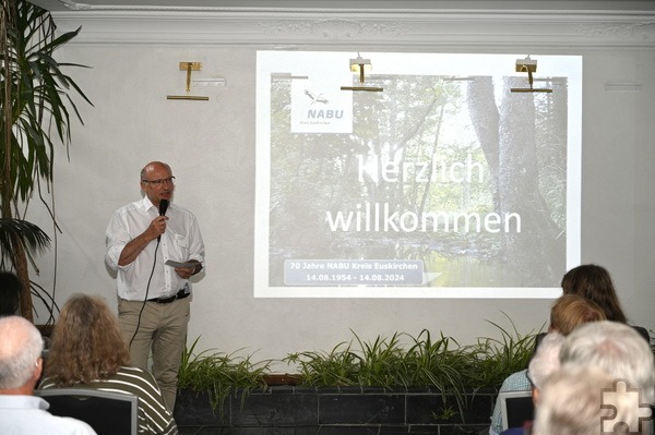 Auf Burg Kronenburg feierte der „Nabu“-Kreisverband Euskirchen sein 70-jähriges Bestehen mit viel Programm. Eingangs begrüßte Bernd Hellgardt die Gäste, Hausherr und Vorsitzender der „Eifelstiftung“. Foto: Henri Grüger/pp/Agentur ProfiPress