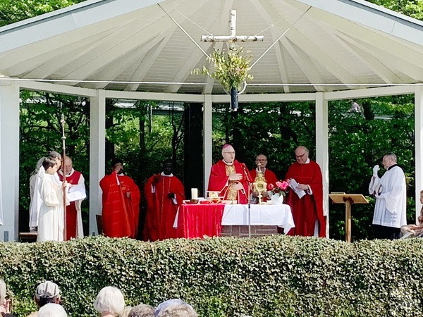 Beim 70. Sankt-Georgsritt am 1. Mai 2024 war der Aachener Diözesanbischof Dr. Helmut Dieser (m.) Hauptzelebrant und Festprediger, mit ihm am Altar standen unter anderem (v.r.) Bischofsassistent Georg Scharl, GdG-Leiter Erik Pühringer, Subsidiar Felix Dörpinghaus sowie links neben Dr. Dieser die Pfarrer Patrick Mwanghuya und Jaimson Mathiew sowie Diakon Manfred Lang und Diakonant Tilj Puthenveettil von der Communio in Christo in Mechernich. Archivfoto: Agnes Peters/pp/Agentur ProfiPress