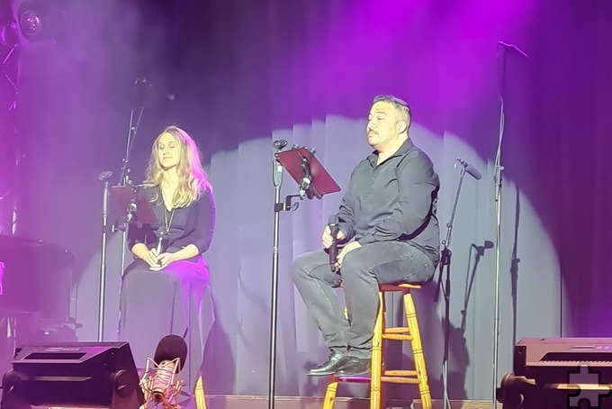 Der Dietrich-Bonhoeffer-Chor Mechernich gab in der Aula des Turmhofes ein fulminantes Sommerkonzert. Hier singt das Duo Kathrin und Roger Herbst „Endless Love“ von Lionel Richie. Foto: g&f media/privat/pp/Agentur ProfiPress