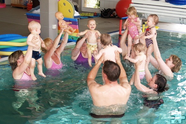 „Spielerisch und mit viel Spaß“ bietet die Familienbildung des DRK-Kreisverbandes Euskirchen einen Babyschwimmkurs für Kinder im Alter von vier Monaten bis zwei Jahren an. Symbolbild: DRK-Kreisverband Euskirchen/pp/Agentur ProfiPress