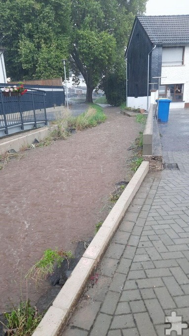 Der Bleibach in Kommern führte am Dienstagnachmittag einen hohen Wasserstand, trat aber nicht über die Ufer. Foto: Feuerwehr/pp/Agentur ProfiPress