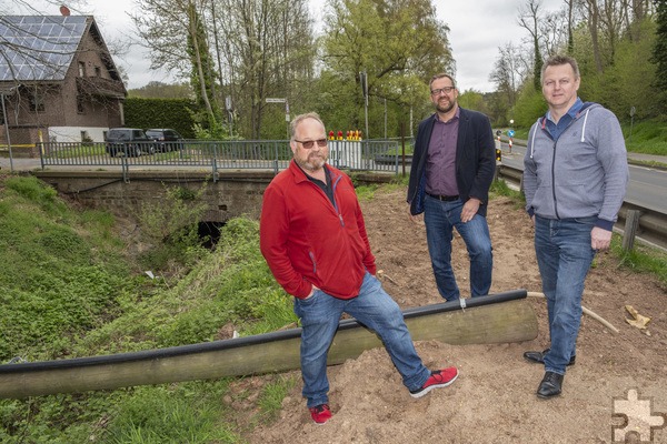 Eine neue Brücke für Roggendorf: Teamleiter Andreas König (v.l.), Erster Beigeordneter Thomas Hambach und Fachbereichsleiter Mario Dittmann haben jetzt den Baubeginn verkündet. Los geht es am 19. August. Foto: Ronald Larmann/pp/Agentur ProfiPress