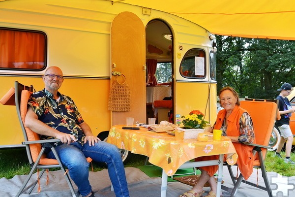 In ihrem historischen Wohnwagen genossen Hildegard und Thomas Hansen das Wochenende „ZeitBlende 1974“ im Rheinischen Freilichtmuseum in Kommern. Foto: Cedric Arndt/pp/Agentur ProfiPress