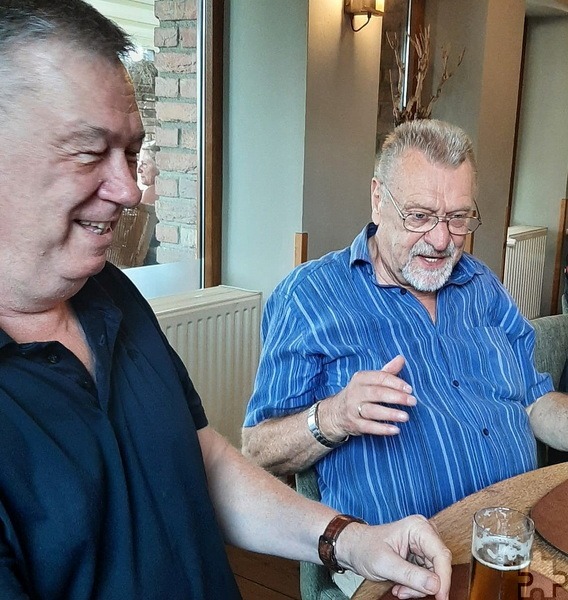 Journalisten unter sich: Buchautor Ralf Friedrichs (l.) und Redakteur Reiner Züll hatten beim Stammtisch der „Geißböcke Nordeifel“ so einiges zu erzählen. Foto: Igel/pp/Agentur ProfiPress