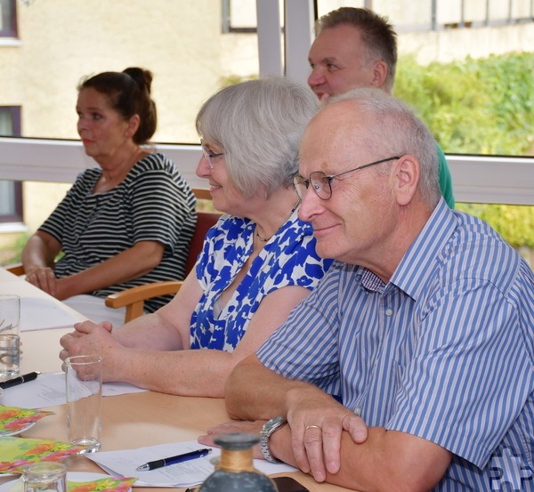 „Ich weiß, was im Hospiz geleistet wird und stehe voll dahinter“: Bürgermeister Dr. Hans-Peter Schick (vorne) mit der Heimleitung Sonja Plönnes, Schatzmeister Dr. Thomas Göbel und Ursula Koch, der Vorsitzenden des Kirchenchores St. Cäcilia Mechernich. Foto: Manfred Lang/pp/Agentur ProfiPress