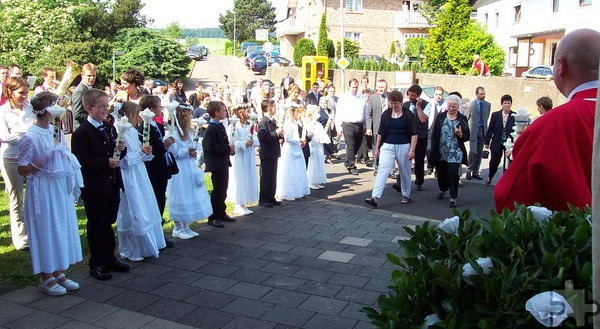 Ein Symbolbild von der Erstkommunionfeier bei Pfarrer Heinz-Josef Arenz vor der St.-Agnes-Kirche in Bleibuir: In Mechernich kann man sich am 26. und 28. August bei Informationsabenden im Johanneshaus und in der Pfarrkirche St. Johannes Baptist über die Vorbereitung zur Erstkommunion und zur Tauferinnerung in der GdG St. Barbara informieren. Archivfoto: Manfred Lang/pp/Agentur ProfiPress