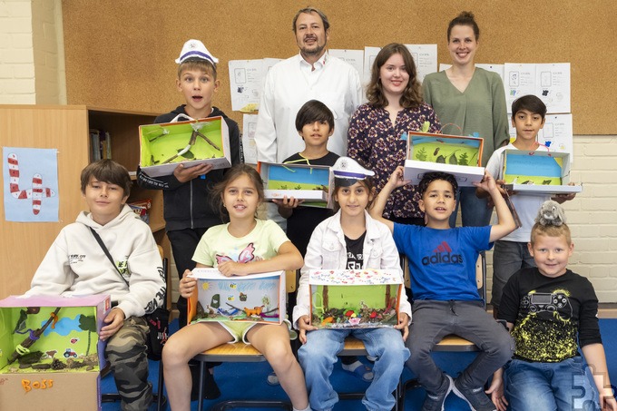 Eine tolle Truppe: Thomas Weber vom DRK, die Sprachlernbegleiterinnen Elena Lambertz (hinten r.) und Julia Axer sowie ein Teil der Kinder, die am Mechernicher Kurs „FIT in Deutsch“ teilgenommen haben. Foto: Ronald Larmann/pp/Agentur ProfiPress