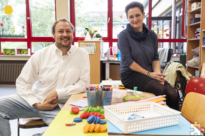 Die Mechernicher Fachbereichsleiterin Kati Jakob freut sich, dass Thomas Weber von der DRK-Integrationsagentur als Partner für die Deutschkurse im Boot ist. Sie sollen auch künftig in den Ferien stattfinden. Foto: Ronald Larmann/pp/Agentur ProfiPress