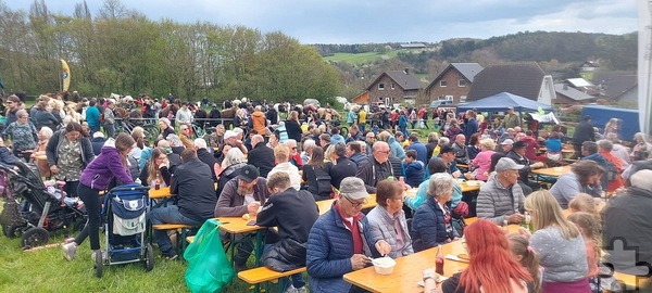 Auf der Festwiese am Schevener Weg werden Jahr für Jahr nach dem Sankt-Georgs-Ritt viele Hundert Menschen mit Erbsensuppe, Würstchen, Kaffee und Kuchen bewirtet. Der Trend verstärkt sich, dass besonders Radfahrer den Bewirtungsbereich bereits während der Gottesdienstveranstaltungen aufsuchen. Archivfoto: Robert Ohlerth/pp/Agentur ProfiPress