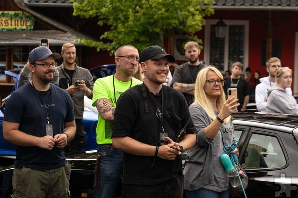 Vorfreude: Marco Müller (schwarze Kappe) hat bereits Autotreffen an der Burg Satzvey organisiert, jetzt findet die Premiere am Krewelshof in Obergartzem statt. Foto: Finest Selection/pp/Agentur ProfiPress