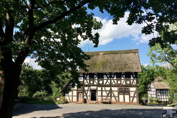 Im August bietet das Freilichtmuseum Kommern einen Einblick in den Arbeitstag der „Kuh des kleinen Mannes“, lädt ein Schreiben zu lernen „wie in der Kaiserzeit“ und bietet zahlreiche offene Führungen. Anfang September kann man von einem Drechsler lernen, wie einst Leitern gebaut wurden. Archivbild: pp/Agentur ProfiPress