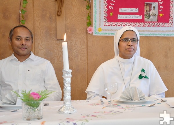 Generalsuperior Jaison Thazhathil und Jubiläumsschwester Little Flower vor Kopf der Festtafel, zu der Schwester Rose und die anderen Samaritan-Schwestern zwei Tage lang ein köstliches indisches Essen vorbereitet hatten. Foto: Manfred Lang/pp/Agentur ProfiPress