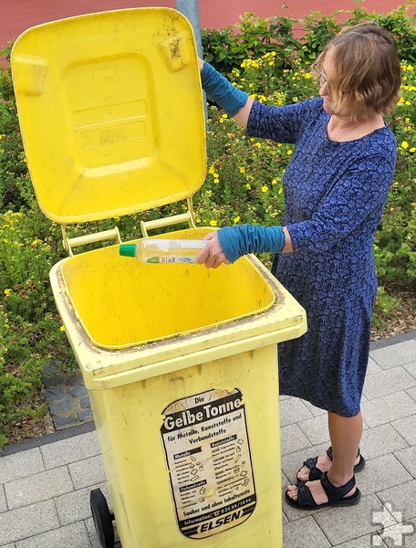 Fehlwürfe in Gelben Tonnen, in denen eigentlich nur recyclingfähiges Material, so genannte „Wertstoffe“, landen sollten, ist noch immer ein weit verbreitetes Thema. Es finden sich zuweilen Essensreste, gebrauchte Windeln oder abgelaufene Feuerlöscher und Lithium-Batterien im Innern. Foto: Manfred Lang/pp/Agentur ProfiPress