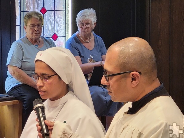 Schwester Oberin Little Flower von der bei der Communio in Christo in Mechernich lebenden und wirkenden Kommunität der indischen Samaritan-Schwestern erneuert nach 25 Jahre ihre ewigen Ordensgelübde, rechts Diakonant Tilj Puthenveettil, der Sekretär von Generalsuperior Jaison Thazhathil. Foto: Manfred Lang/pp/Agentur ProfiPress