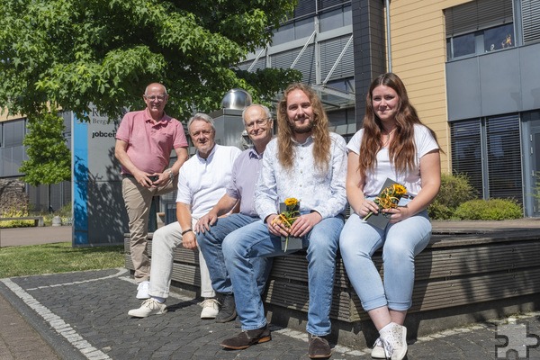 Den erfolgreichen Absolventen Lea Traue (v.r.) und Simon Eiserfey gratulierten Bürgermeister Dr. Hans-Peter Schick, Ausbildungsleiter Georg Leyendecker und Personaldezernent Ralf Claßen. Foto: Ronald Larmann/pp/Agentur ProfiPress