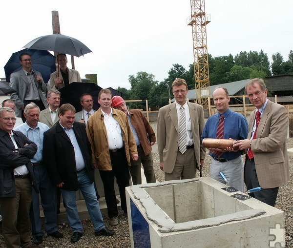 Bei der Grundsteinlegung am 30. Juli 2003 (v.r.), Michael Grothe, der seinerzeitige Geschäftsführer der Firma Custodis, Bürgermeister Dr. Hans-Peter Schick und der damalige Erste Beigeordnete Christian Baans, links erhöht über den Ratsvertretern die ETZ-Geschäftsführer Thomas Hambach (v.l.) und Holger Schmitz. Archivfoto: Joachim Sprothen/KStA/pp/Agentur ProfiPress