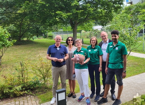 Krankenhaus-Fördervereins-Vorsitzender Ralf Claßen (v.l.), Sozialdienstleiterin Anita Deimann, Einrichtungsleiterin Sabine Koch, Hauswirtschaftsleiterin Petra Manderfeld, der stellvertretende Fördervereinsvorsitzende Pfarrer Dr. Michael Stöhr und Pflegedienstleiter Mario Reidt freuen sich über den schönen und funktionellen Garten. Foto: Manfred Lang/pp/Agentur ProfiPress