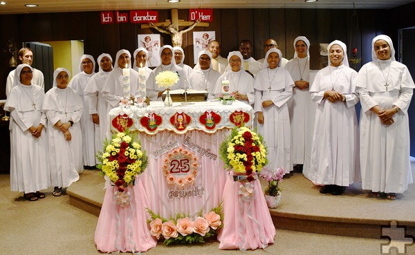 Little Flower im Kreis ihrer Samaritan-Schwestern und der Zelebranten ihrer Jubiläumsmesse am Samstag bei der Communio in Christo. Foto: Manfred Lang/pp/Agentur ProfiPress