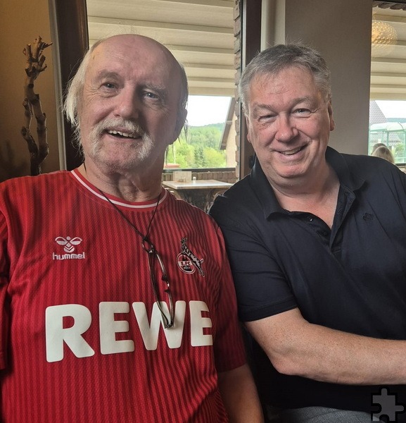 Hatten Spaß beim Juli-Treffen der Geißböcke Nordeifel: Fanclub-Vorsitzender Günter Henk (l.) und Buchautor Ralf Friedrichs. Foto: Reiner Züll/pp/Agentur ProfiPress