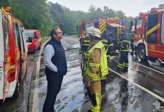 Erster Beigeordneter Thomas Hambach, hier bei einem früheren Feuerwehreinsatz, beklagt, dass trotz schlechter Erfahrungen mit Hochwasser noch immer zu wenig Eigenvorsorge an privaten Gebäuden betrieben wird. Foto: Ronald Larmann/pp/Agentur ProfiPress