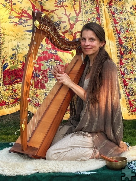 „Sternenguide“ Rainer Kuhl führt in die Himmelsobjekte des Abends ein, die Yoga- und Klangtherapeutin Melanie Bloch spielt Harfe dazu. Foto: Privat/pp/Agentur ProfiPress