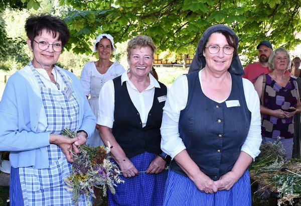 Die Museumshauswirtschafterinnen Monika Blaeser, Jenny Zimmermann, Anita Wolfgarten und Petra Spürkel (v.l.) hatten für das kirchliche Hochfest Maria Himmelfahrt in Feld und Flur viele Kräuter und Getreidehalme für den „Krockwösch“ gesammelt und zu Sträußen gebunden. Foto: Sabine Roggendorf/pp/Agentur ProfiPress