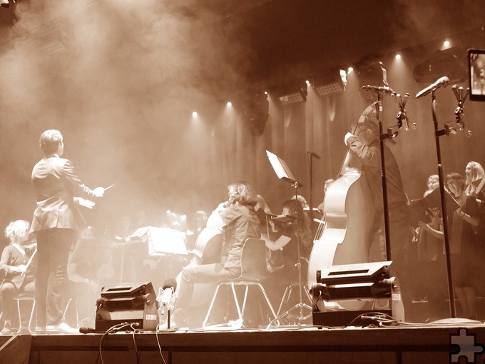 Nebel und Lichteffekte von Jonas Gaspers und DJ Sven ließen das Konzert in der Aula des Gymnasiums am Turmhof im städtischen Schulzentrum Mechernich zu einem farbigen Event werden. Foto: g&f media/privat/pp/Agentur ProfiPress