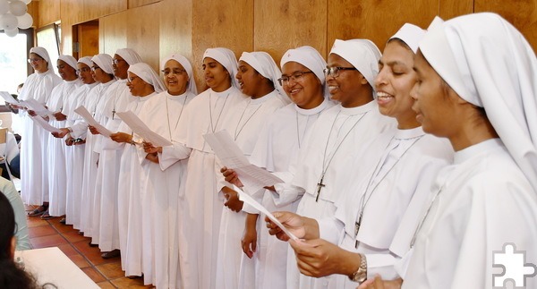 Ihre Mitschwestern aus Mechernich, Emmerich und Tettnang stimmten fröhliche und geistliche Lieder zu Ehren Gottes und Schwester Little Flowers an. Auch Schwester Jasmin (3.v.l.), „die zweite Blume“, die 2010 aus Indien zur Communio in Christo nach Mechernich kam, war im Chor vertreten. Foto: Manfred Lang/pp/Agentur ProfiPress