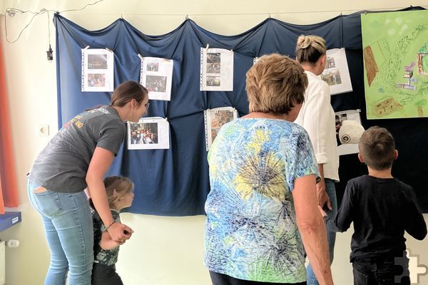 Großer Andrang herrschte bei der Ausstellung zum Jahresthema. Die Kinder und Erzieherinnen der DRK-Kita hatten sich den Berufen der Eltern gewidmet. Foto: Birgit Lesch/pp/Agentur ProfiPress